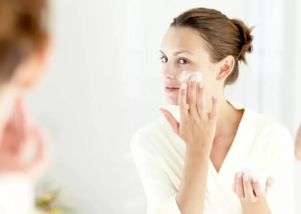 Aplicar la crema Eudalie para rejuvenecer la piel.